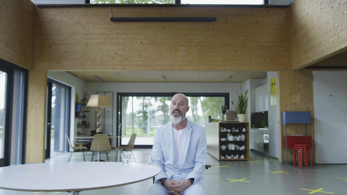 Wonke_Anthony_The Man Who Walked Around The World_Still_1