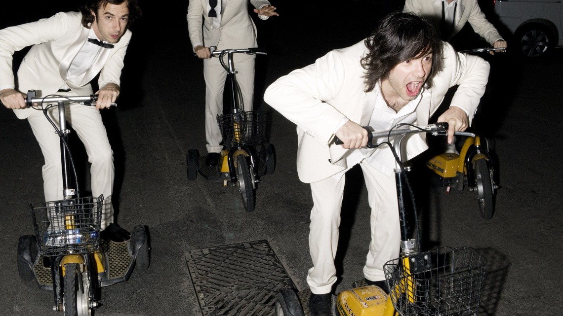 Farahmand_Saam_Part of the weekend never dies_Still_4