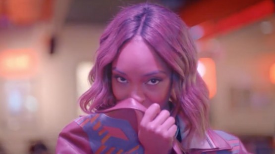 Pullin_Ozzie_Elle_Jourdan Dunn Strikes Again